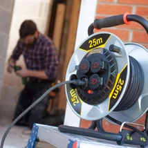 STANLEY Kültéri fém kábeldob 25m H07RN-F 3G2,5 mm IP44 3000W SXECCM2FESE