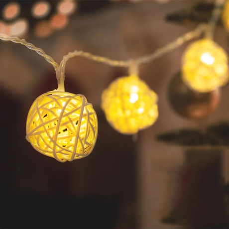 Family LED fényfüzér rattan labdák 10 LED 1,35 m meleg fehér 2xAA 56519