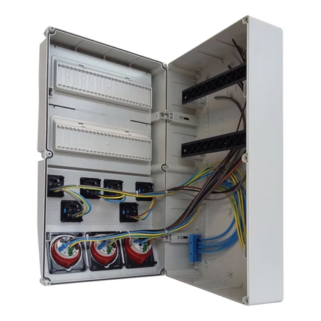 TP Electric ipari csatlakozó doboz szerelt 300×540mm 6x 2P+F + 2x 5P 16A + 1x 5P 32A 2x 13 modul IP54 vezetékelve 3321-111-0002