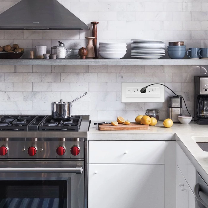 Delight Süllyeszthető rejtett elosztó 3 db aljzat gyermekvédelemmel 